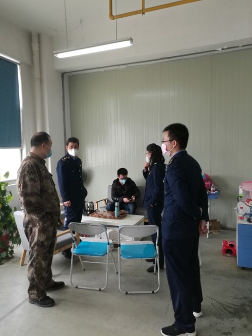 政府部門(mén)人員來(lái)工廠.jpg 政府部門(mén)人員來(lái)工廠.jpg
