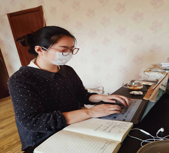 圖為韓晶同志在整理培訓材料 .png 圖為韓晶同志在整理培訓材料 .png