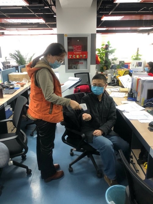 例行檢測員工體溫.jpg 例行檢測員工體溫.jpg