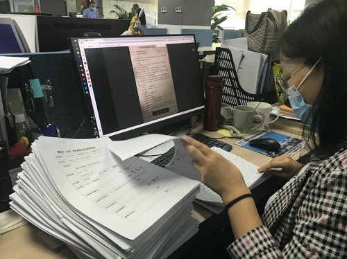 核對公司合同,過程枯燥卻沒有半分的大意.jpg 核對公司合同,過程枯燥卻沒有半分的大意.jpg